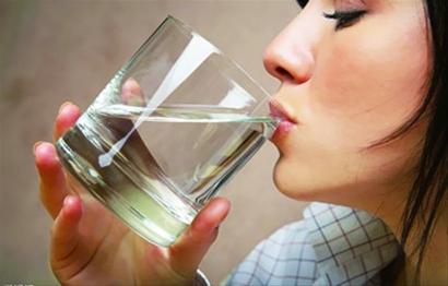 痛风患者每天多喝水是不是有利于尿酸的排出